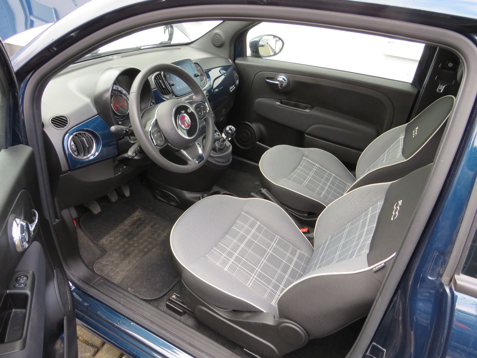 Fahrzeugabbildung Fiat 500 Lounge 1.0 52kW