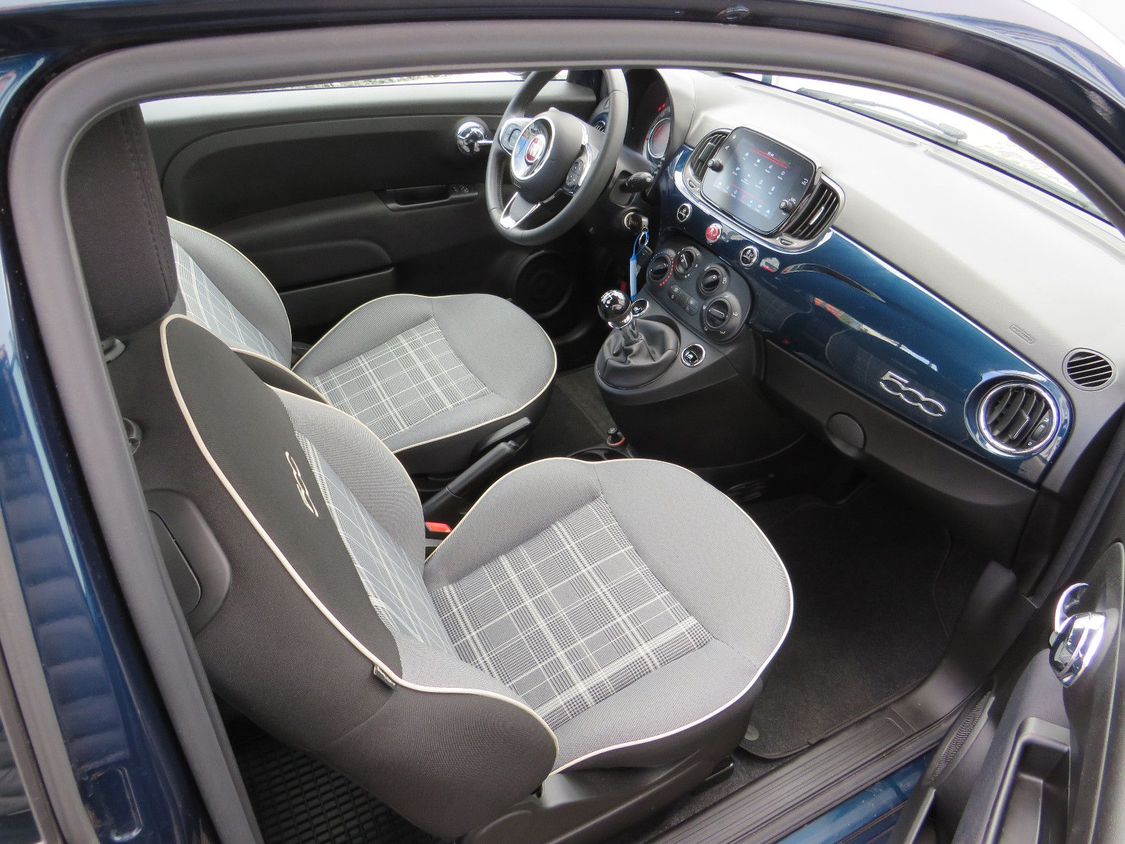 Fahrzeugabbildung Fiat 500 Lounge 1.0 52kW