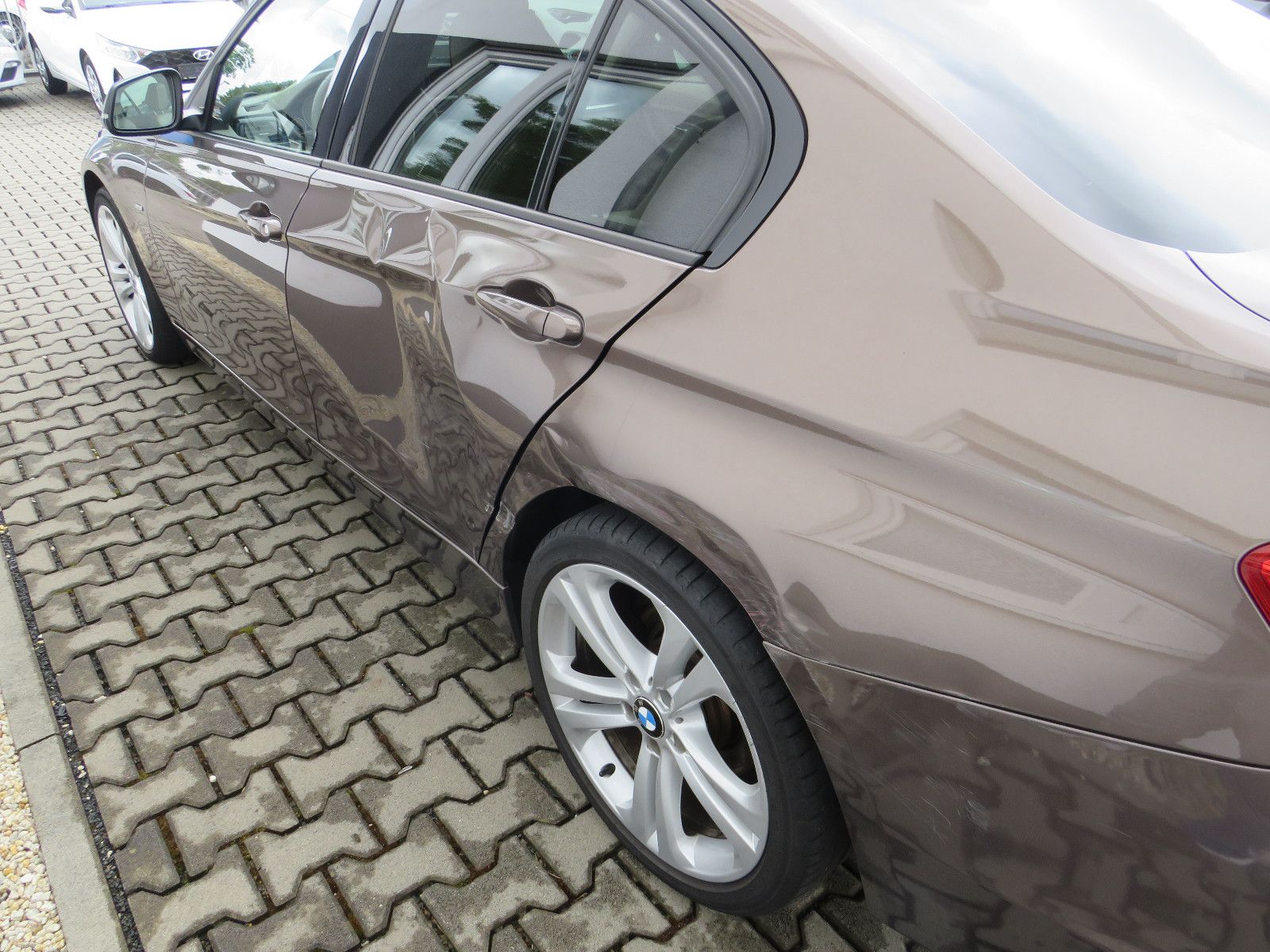 Fahrzeugabbildung BMW Limousine 320 d xDrive
