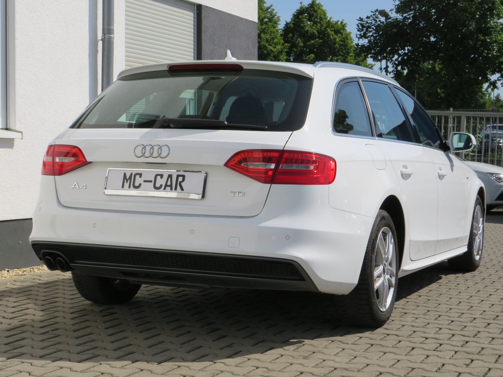 Fahrzeugabbildung Audi A4 Avant Attraction S-Line